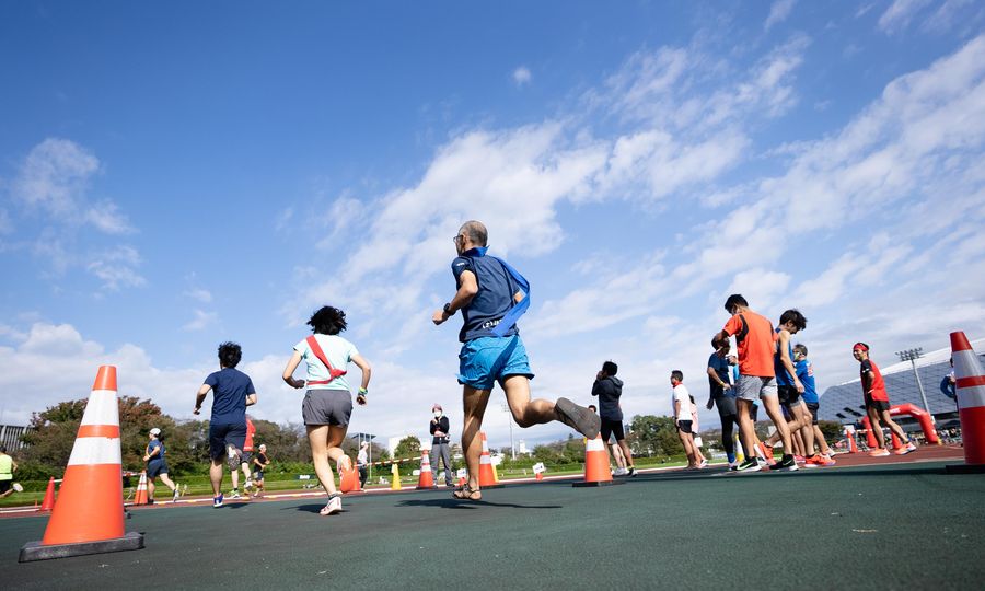 青空の下のコースを走るランナーたち