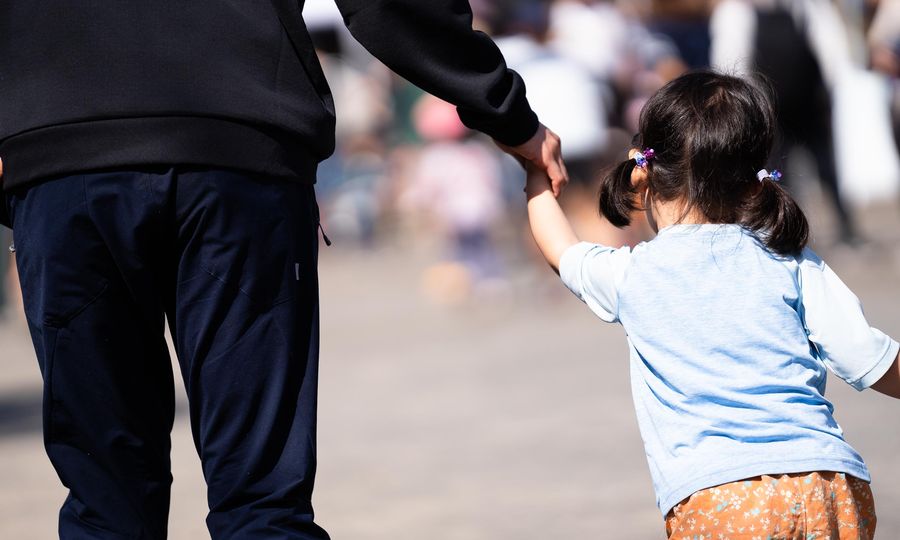 手をつないで走る親子